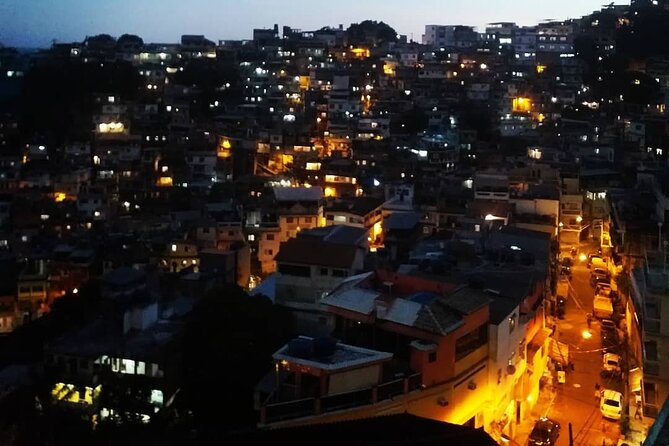 A socio-educational and gastronomic experience in the Vidigal favela - Bar time for a cold beer and a chance at pastels