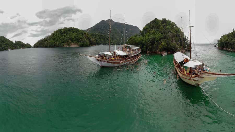 Angra dos Reis: Boat Tour in Ilha Grande and Lagoa Azul - Praia de Araçá: rocks, forest, and a low-key swim