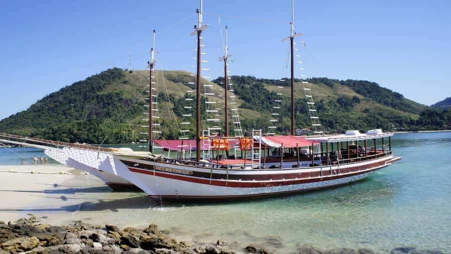 Angra dos Reis: Boat Tour in Ilha Grande and Lagoa Azul - What to bring for a smooth day on the water