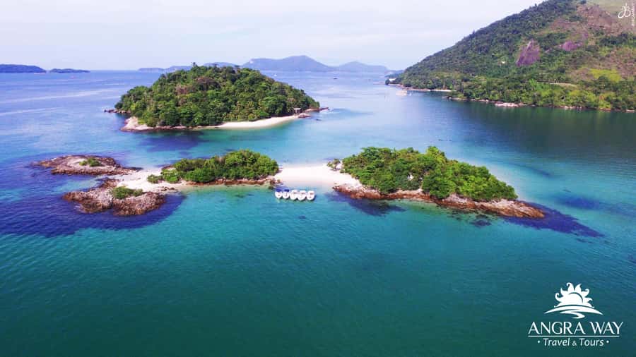 Angra dos Reis: Super Lagoa Azul Speedboat Tour - Araçá Beach: quieter shore time with rocks and native vegetation