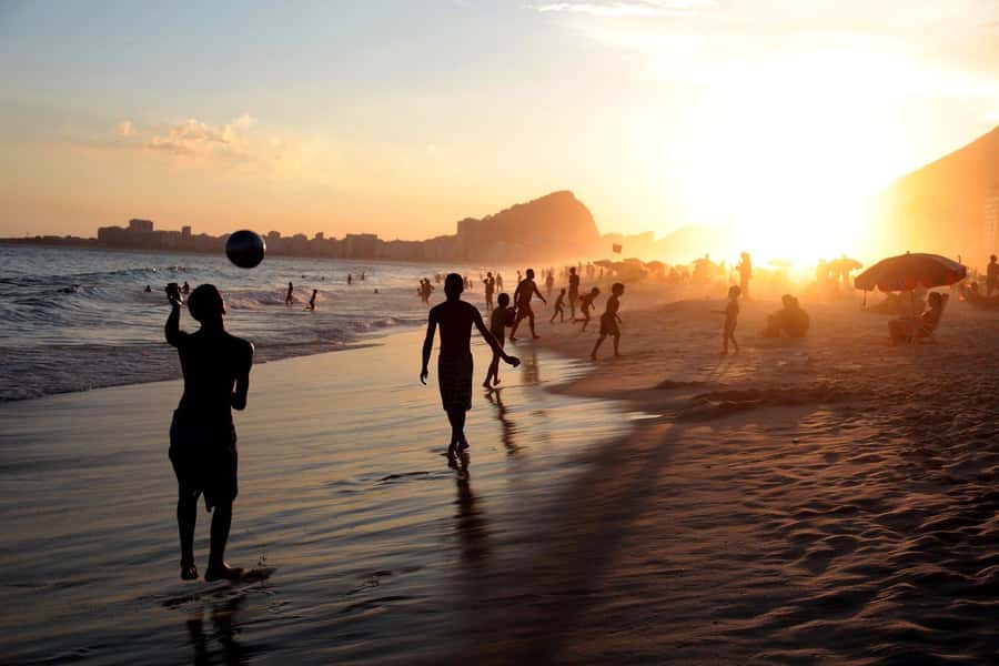 Bossa Nova and the Carioca life - Copacabana and Ipanema - Copacabana streets and Av. Nossa Senhora de Copacabana