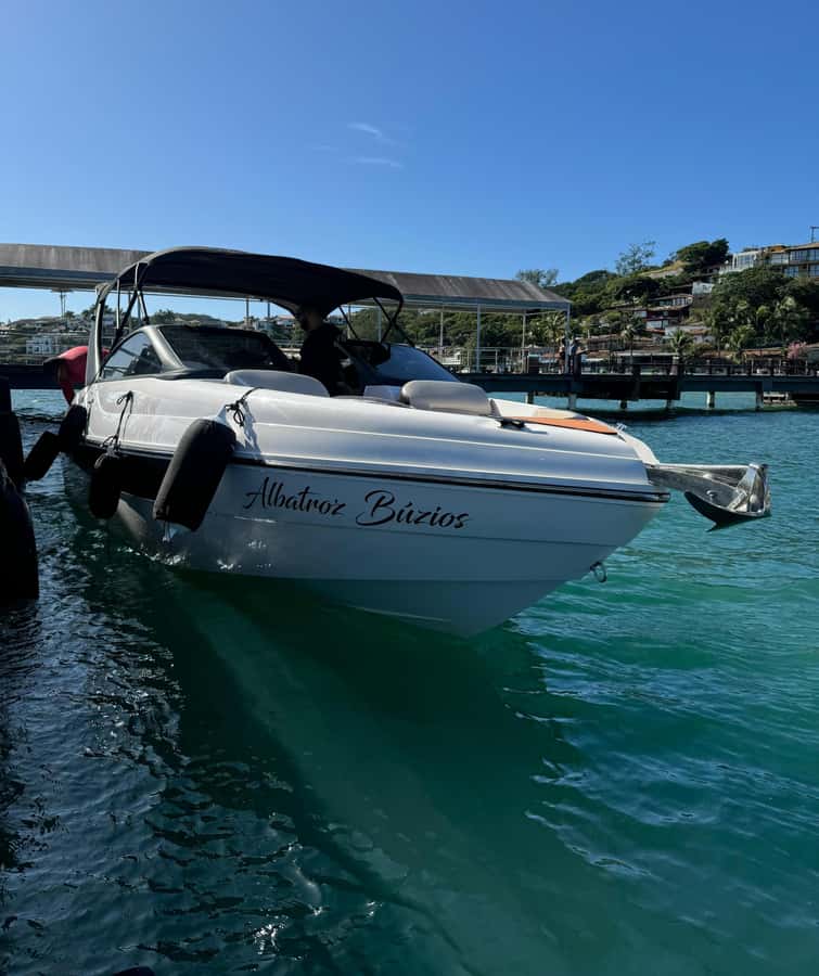 Búzios: Speedboat tour of 2 islands and 11 beaches - Private Búzios speedboat, capacity for 11, and why the bathroom matters