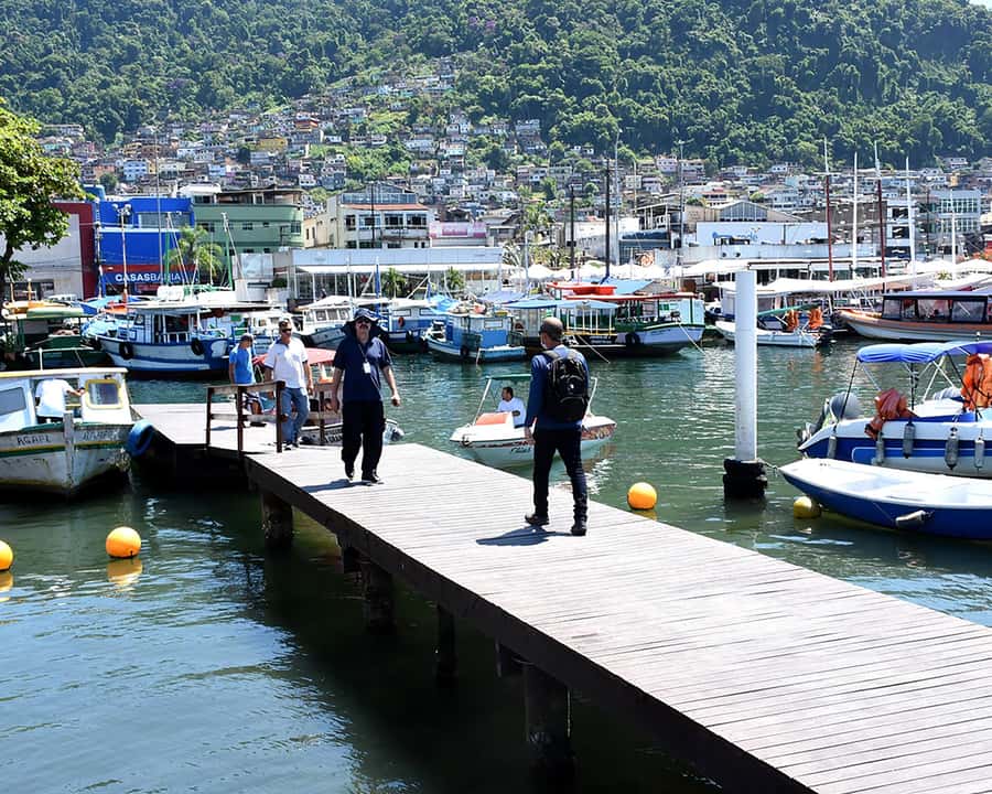 Discover Ilha Grande on a Boat Tour - Departing from Angra - Praia de Araçatibinha and Flutuante Lagoa Verde: short guided moments
