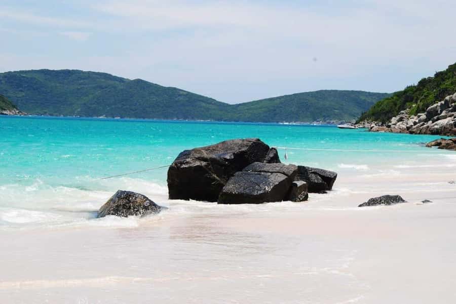 Excursão Arraial do Cabo com saída do Rio de Janeiro - The boat ride start: why Farol Beach is the first big win