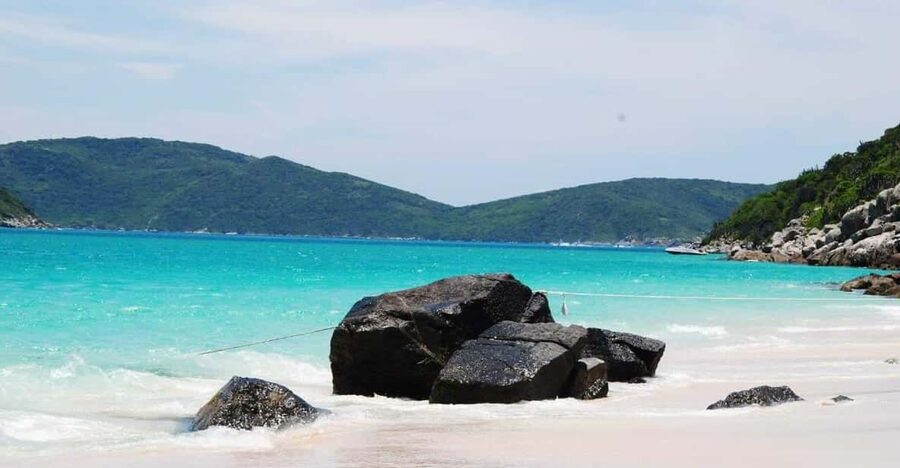 Excursão Arraial do Cabo com saída do Rio de Janeiro - Forno Beach cove time: when the scenery turns dramatic