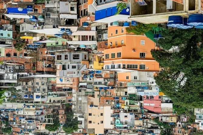 Explore the history and culture of Favela da Rocinha - The cultural performance piece, dancing and acrobatics