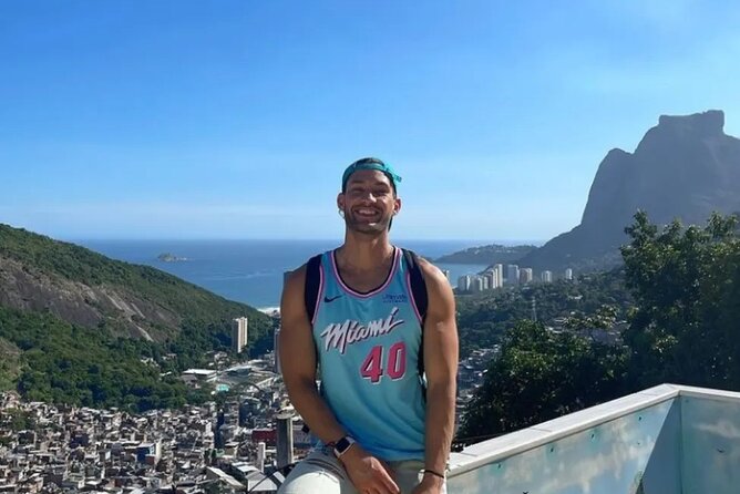 Explore the history and culture of Favela da Rocinha - Meeting at Metrô São Conrado, then heading to the top