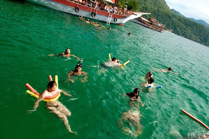 Exploring Angra Dos Reis and Ilha Grande in One Day - Praia de Japariz lunch: a regional meal served with the day in mind
