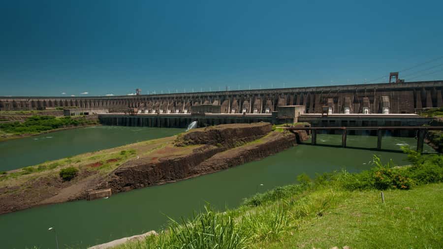 Foz do Iguaçu: Itaipu Hydroelectric Dam Guided Tour - The dam lookout stop: spillways, power, and photo chances