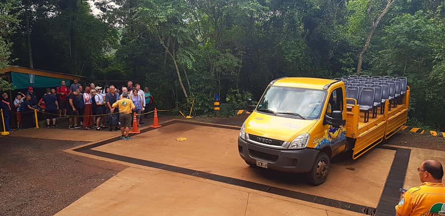From Foz do Iguaçu: Argentinian Iguazu Falls with Boat Ride - Guides, language, and how the day feels in a small group