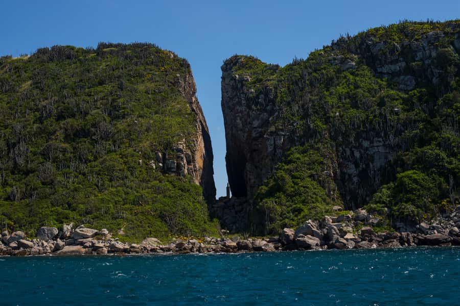 From Rio: Arraial do Cabo Day Trip with Boat Tour - Prainhas do Pontal and Pontal do Atalaia: cliff scenery and photo angles