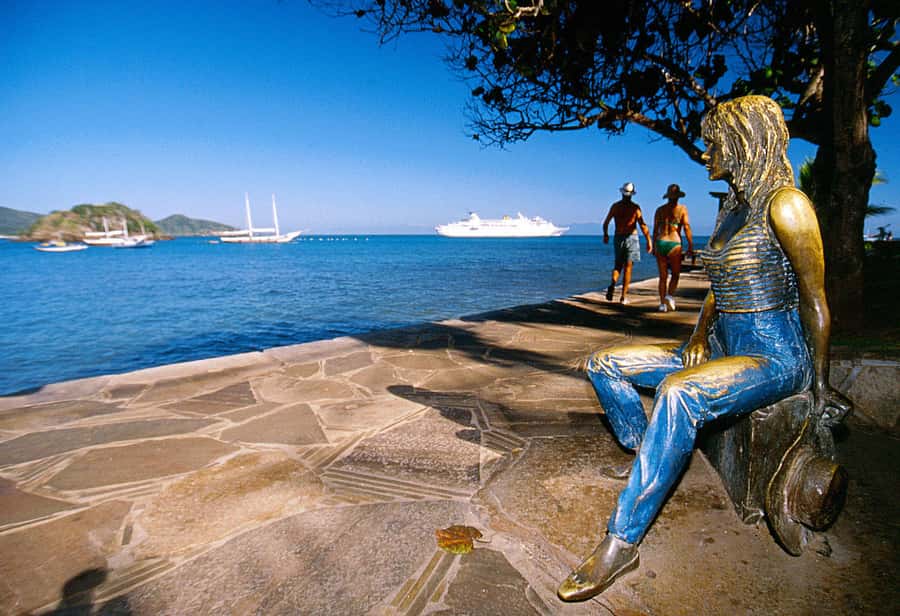 From Rio de Janeiro: Búzios Boat Trip with Lunch - Buffet lunch, then you shift from sea time to street time
