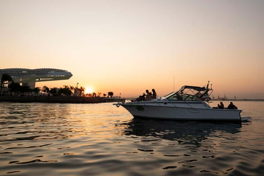 Glória: Sunset Speedboat Cruise with Drinks and Snacks - Adão and Eva Beach Swim Stop, With Real-World Water Tips