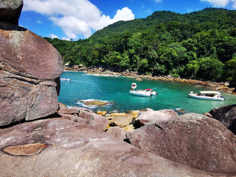Ilha Grande: 360° Circumnavigation Speed Boat Tour - 8h - Meeting in Vila do Abraão and the safety briefing