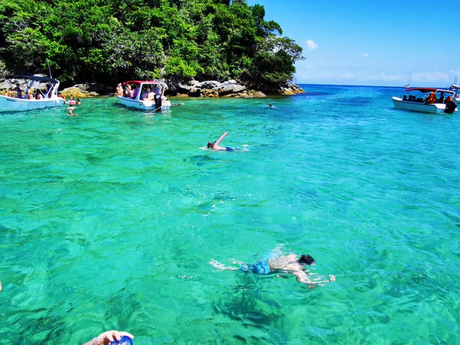 Ilha Grande: 6-Hour Speedboat Tour to Blue and Green Lagoons - Getting to Vila do Abraão and Meeting at Caiçara Turismo