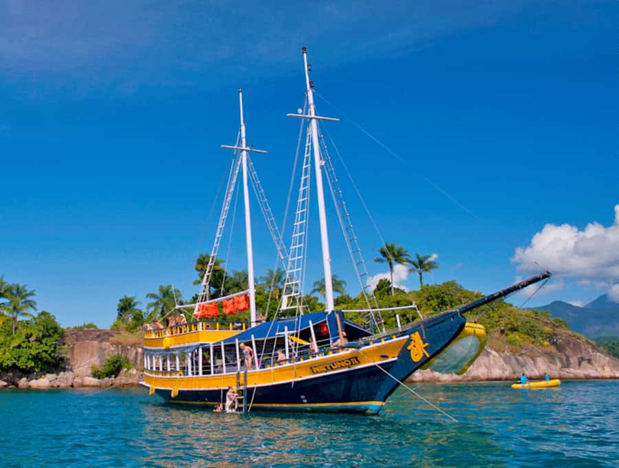 Paraty: Schooner Boat Tour with Beaches and Snorkeling - Snorkeling expectations: coral, fish, and underwater forest-like views