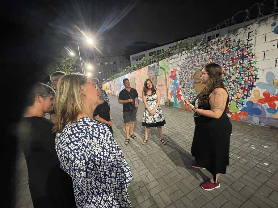 Pedra do Sal: Live Samba Night with Local Guide & Drink - Meeting Up at R. Sacadura Cabral, 75 and Finding the Yellow Booth