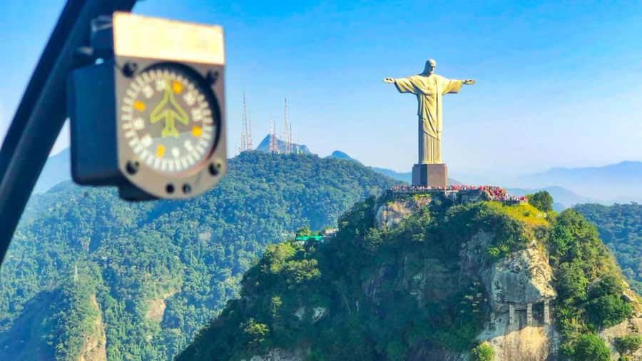 Private Helicopter tour - Rio de janeiro in 30min - Arpoador and Copacabana, the coast becomes a single geometry