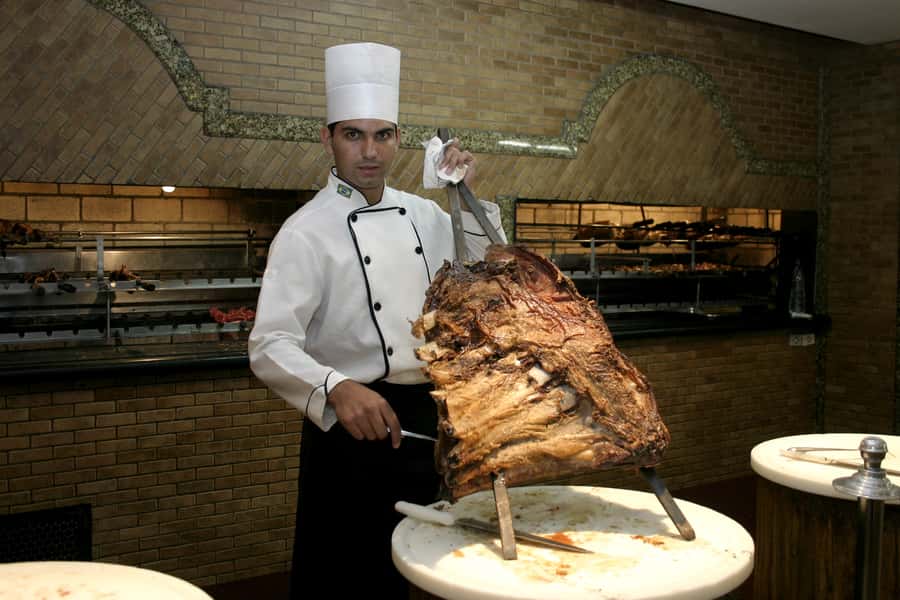 Rafain Palace: Barbecue Dinner Show - The Tour Guide and Languages: Spanish, English, and Portuguese Support