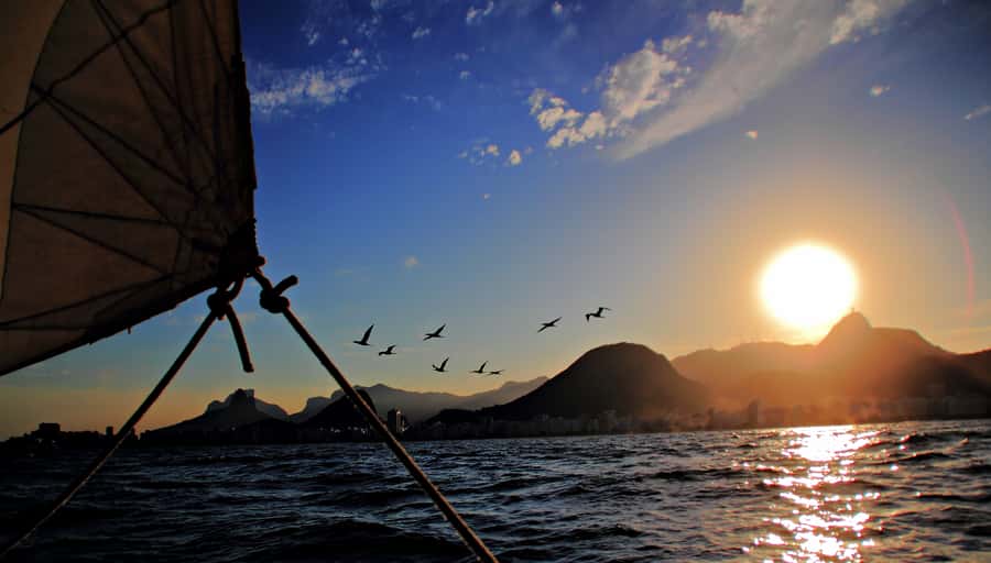 Rio de Janeiro: Guanabara Bay Sunset Sailing Tour & Drinks - Why Guanabara Bay at sunset feels different from Rio on land
