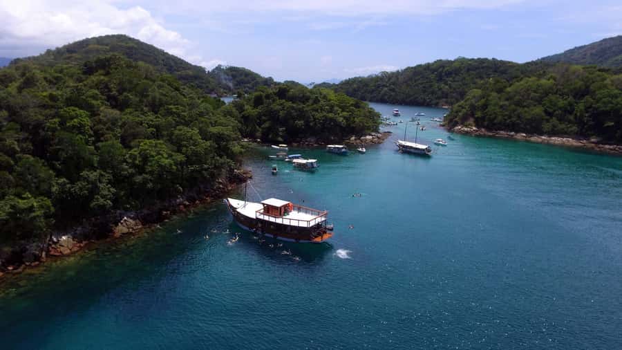 Rio de Janeiro: Ilha Grande with Boat Tour & Optional Lunch - Schooner boat tour on Ilha Grande: calm water, group energy