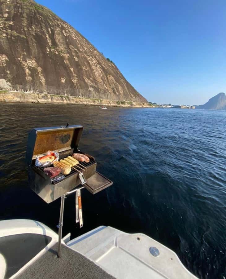 Rio de Janeiro: Private Speedboat Trip - What you actually get on the boat: speed, Bluetooth, barbecue, and a bathroom