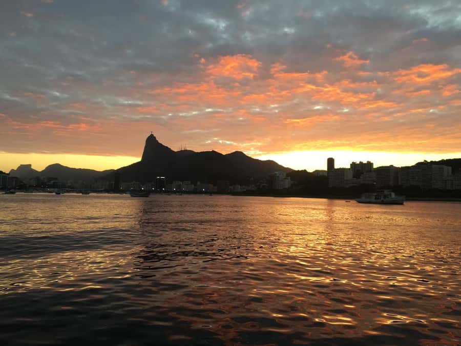 Rio de Janeiro: SpeedBoat Tour - Sunset with Beer - Copacabana and Arpoador: the iconic coastline, minus the chaos