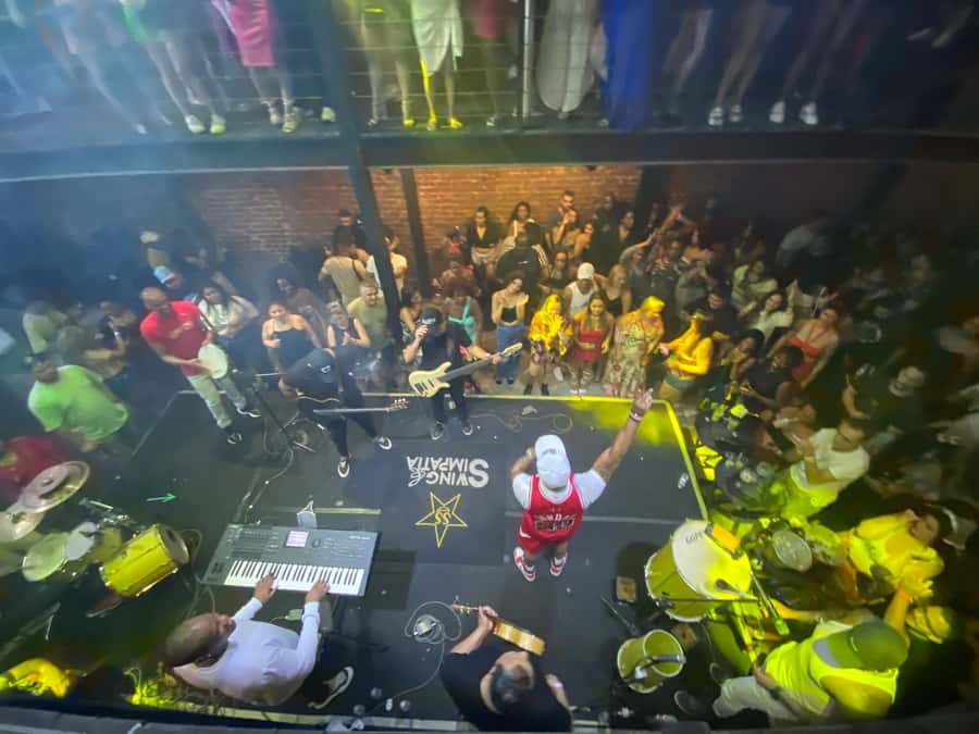 Rio: Pub Crawl in Lapa with Cachaça Tasting and Live Samba - Nightclub finale with funk, pop, and reggaeton