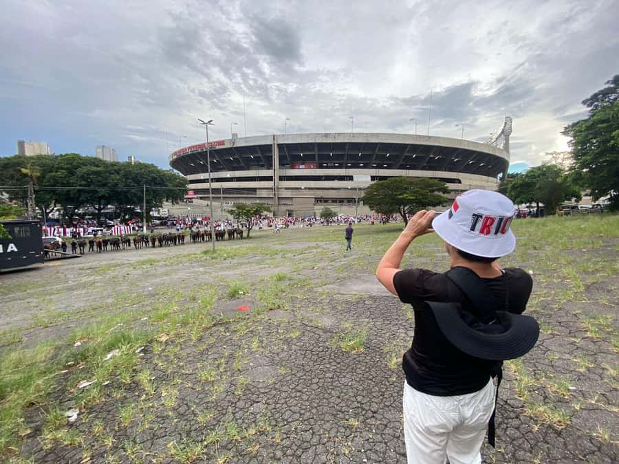 São Paulo: Join a São Paulo football game with a local fan - Arriving at Estação São Paulo-Morumbi and getting your footing