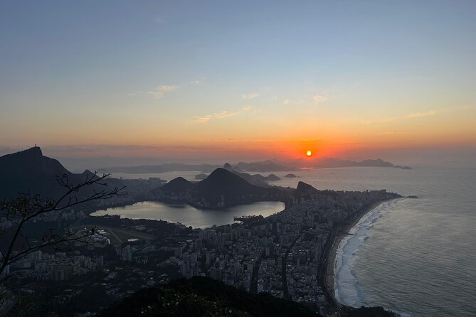 Sunrise at Morro 2 Irmãos - Vidigal - Rio de Janeiro - Quick highlights before you lace up