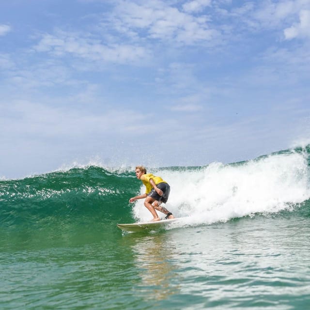 Surf lessons: in Arpoador in Ipanema. - What instruction feels like with Rafael and other team members