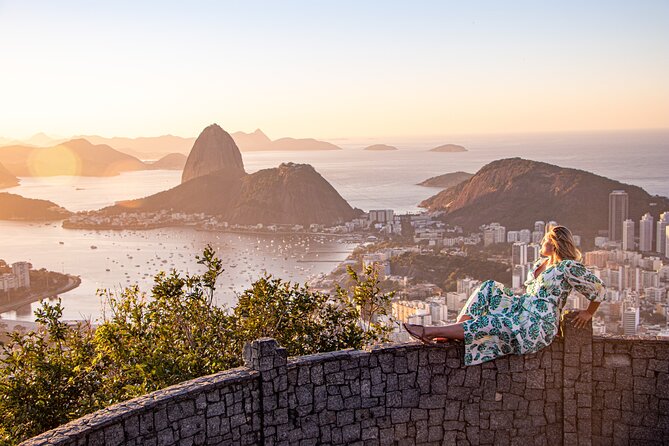 Tour to Mirante Dona Marta at sunrise with guide and photos! - How the guide photographer handles your phone photos
